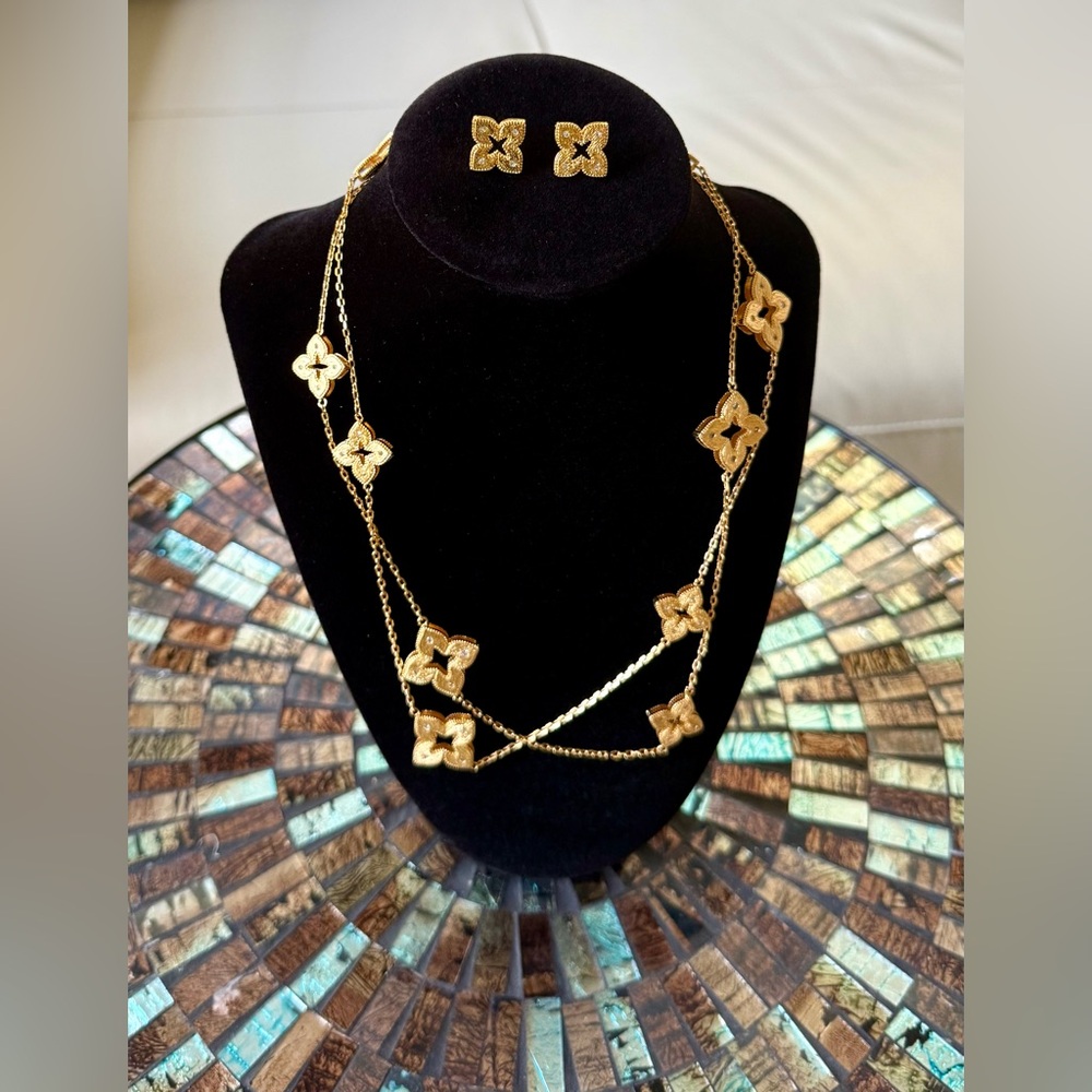Classy Long four leaf clover gold plated necklace. Complimentary earrings.